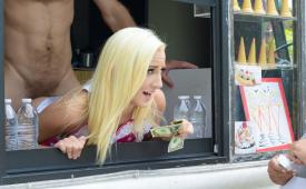 Brazzers - Модная блондинка сексуально надругалась над другом семьи